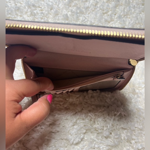 Micahel Kors pink wristlet wallet - Picture 8 of 9
